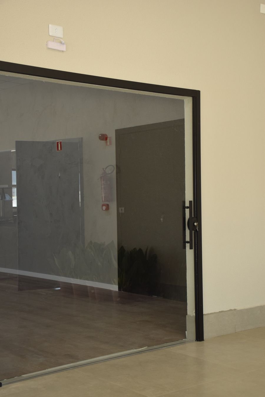 Porta de vidro com fechadura