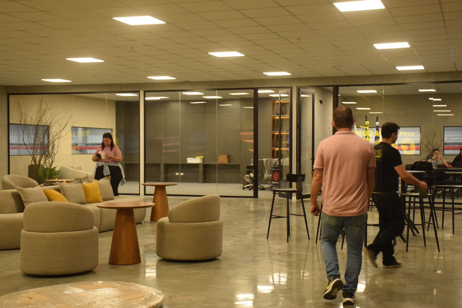 Divisória de vidro e alumínio