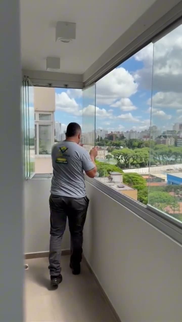 Instalação da cortina de vidro