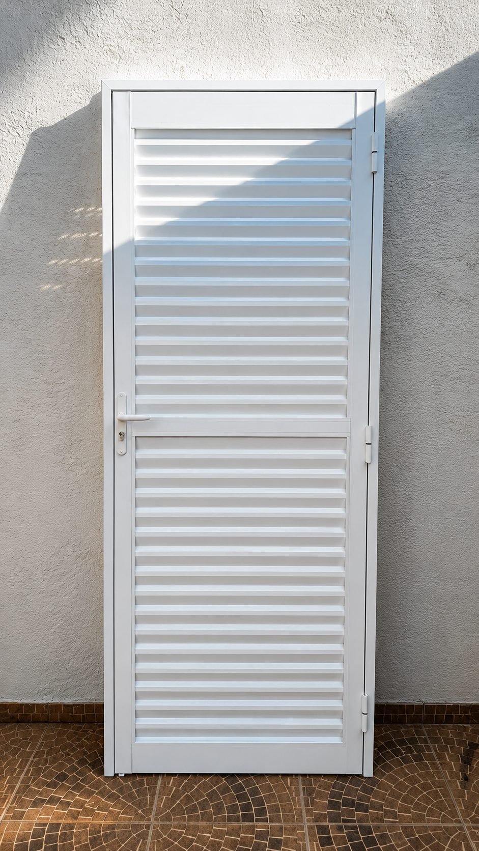Porta veneziana branca em alumínio