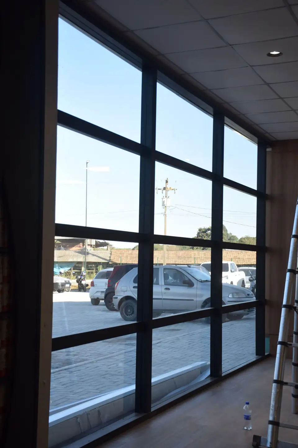 Fachada comercial com esquadrias de alumínio preto e vidro